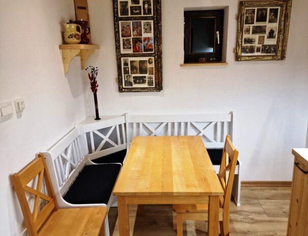 kasca-najem-lastovka-turizem-notranjost-jedilnica